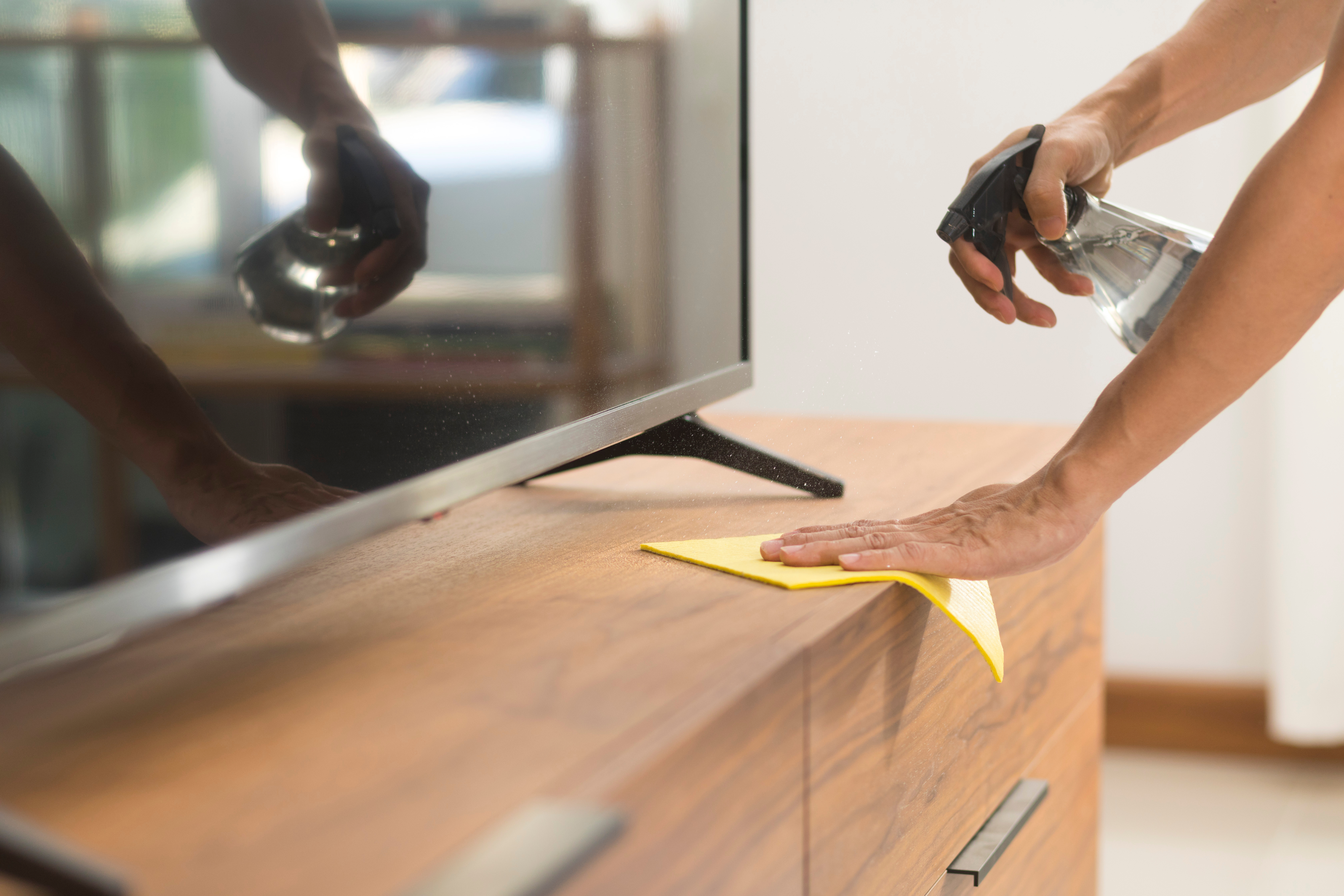 5 trucos para limpiar y desinfectar tus muebles de madera en casa
